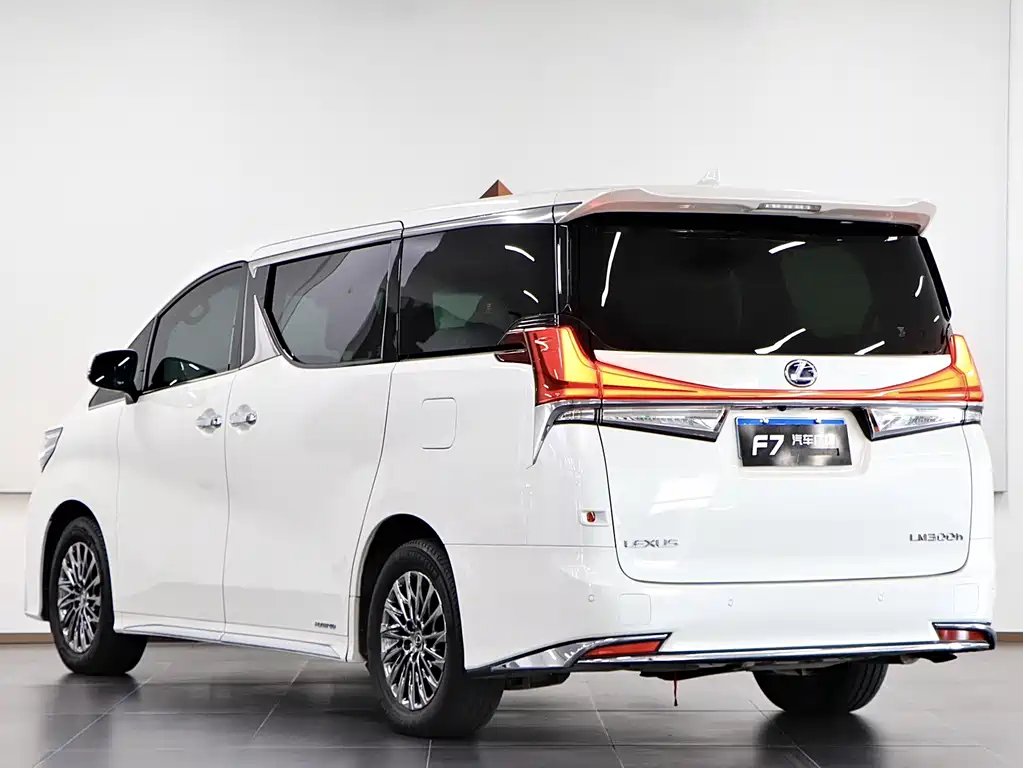 LEXUS LM