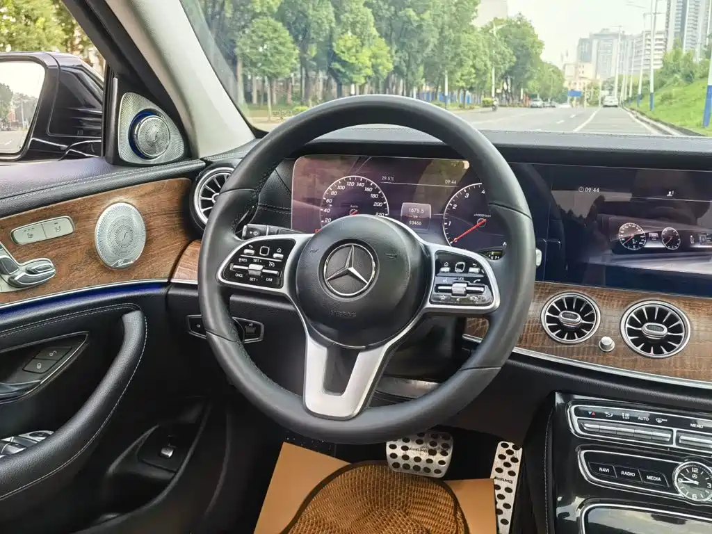 Mercedes-Benz E-Class — миниатюра 11