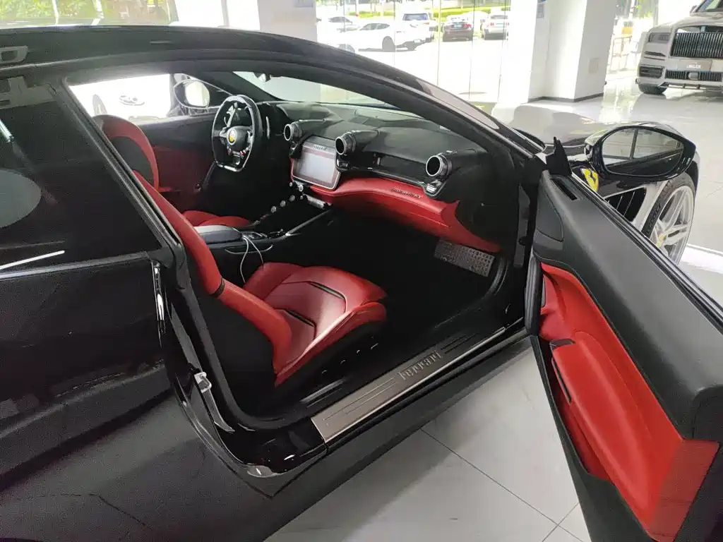 Ferrari GTC4Lusso — миниатюра 5
