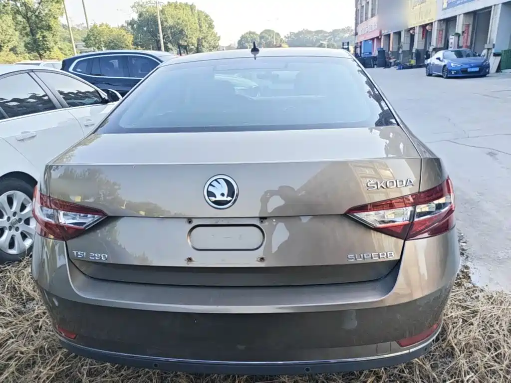 Skoda Superb — миниатюра 6