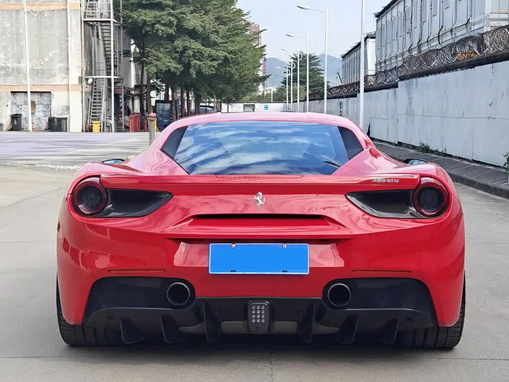 FERRARI 488