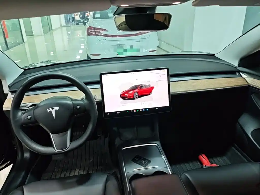 Tesla Model 3 — миниатюра 10