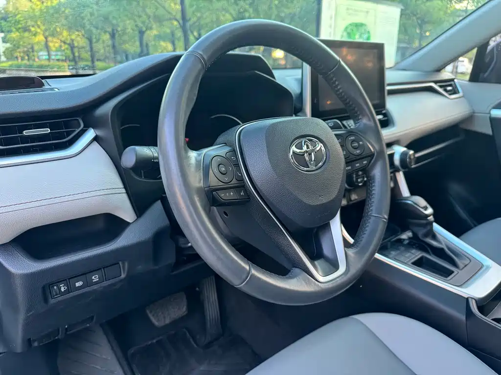 Toyota RAV4 — миниатюра 9