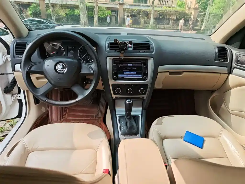 Skoda Octavia 2015 1.6L AT