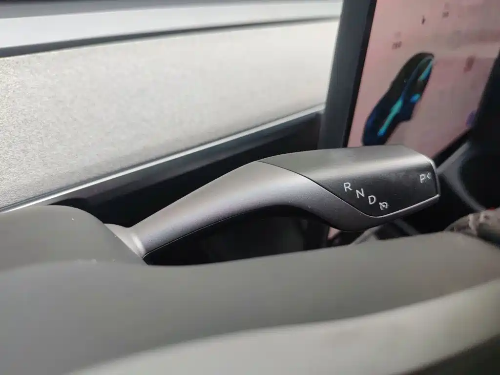 Tesla Model Y — миниатюра 10
