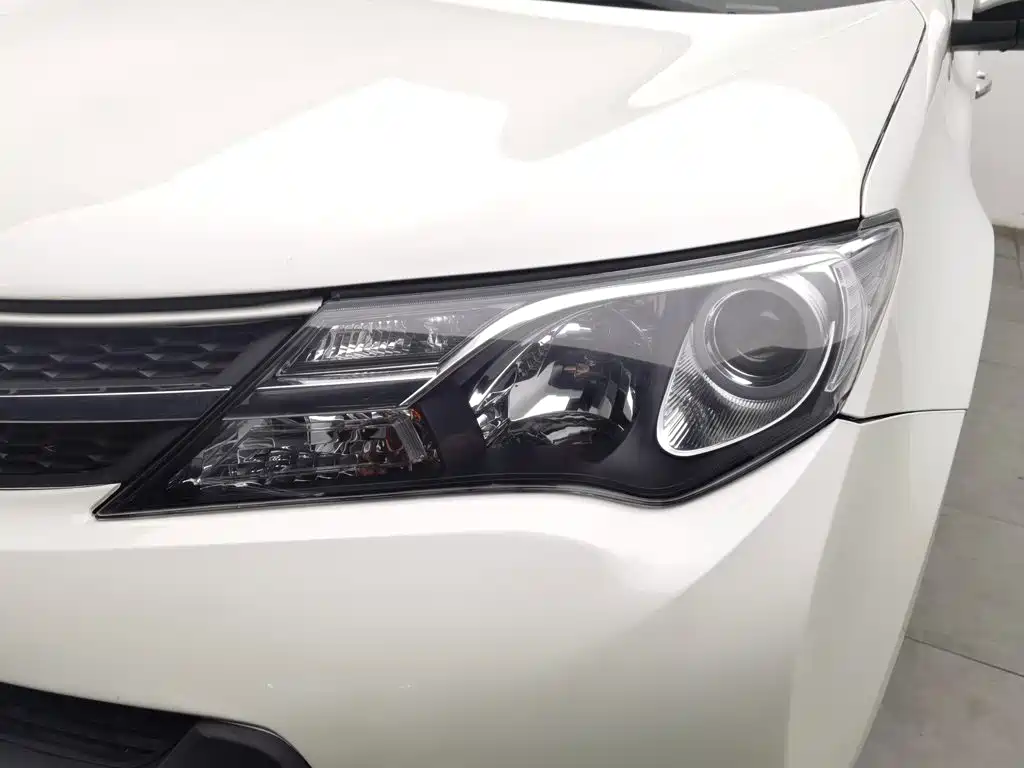 Toyota RAV4 — миниатюра 7
