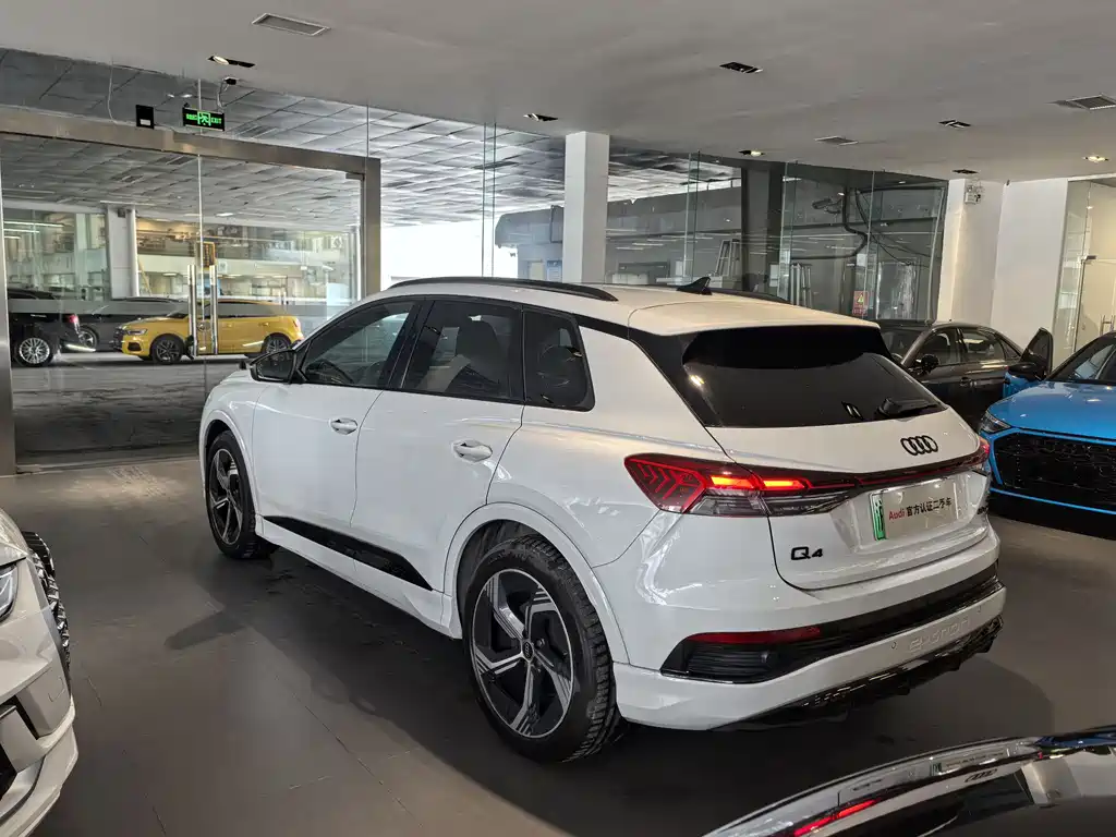 AUDI Q4 E TRON