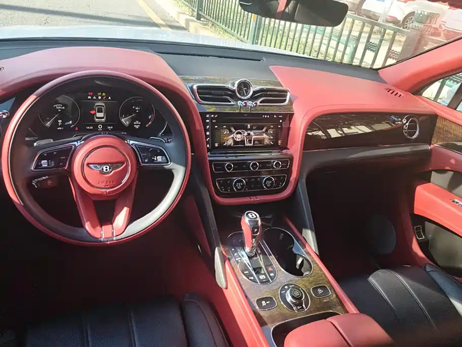 Bentley Bentayga — миниатюра 12