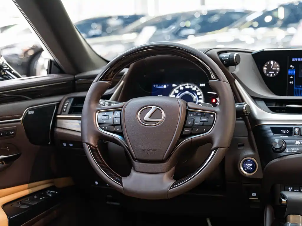 Lexus ES — миниатюра 12