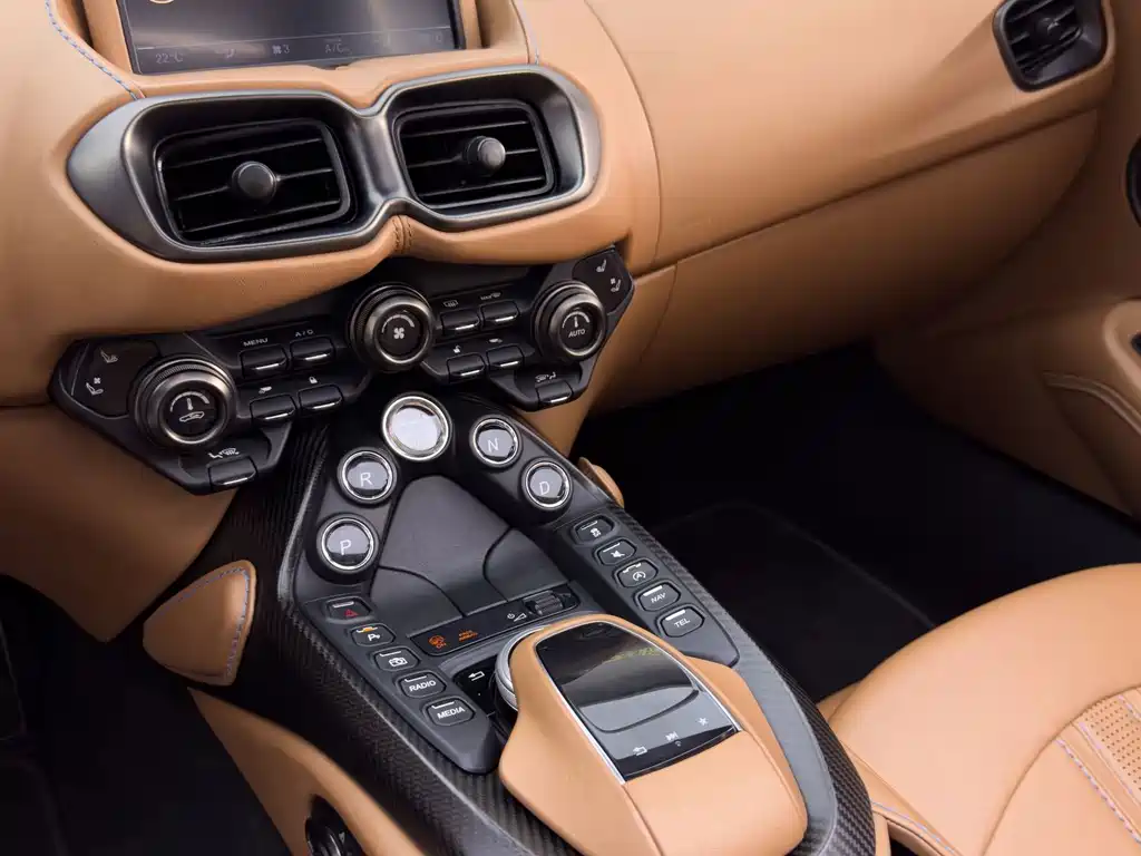 Aston Martin V8 Vantage — миниатюра 21
