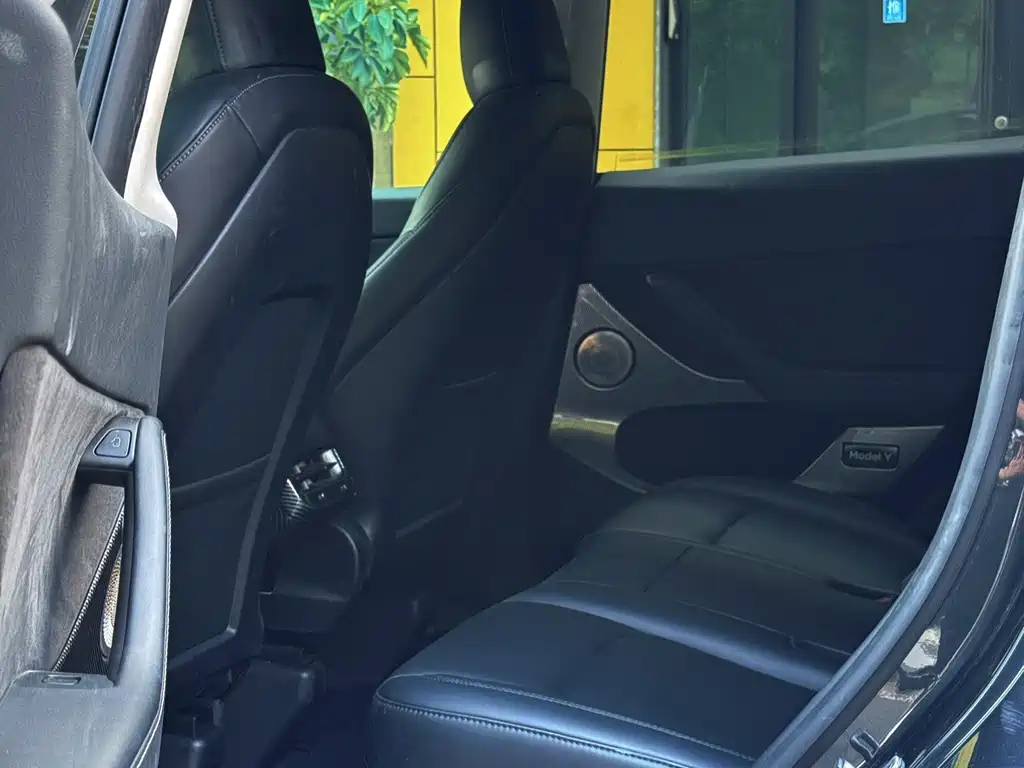 Tesla Model Y — миниатюра 5