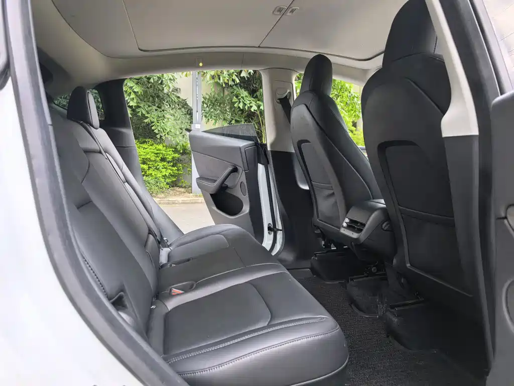 Tesla Model Y — миниатюра 9