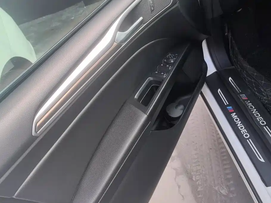 Ford Mondeo — миниатюра 7