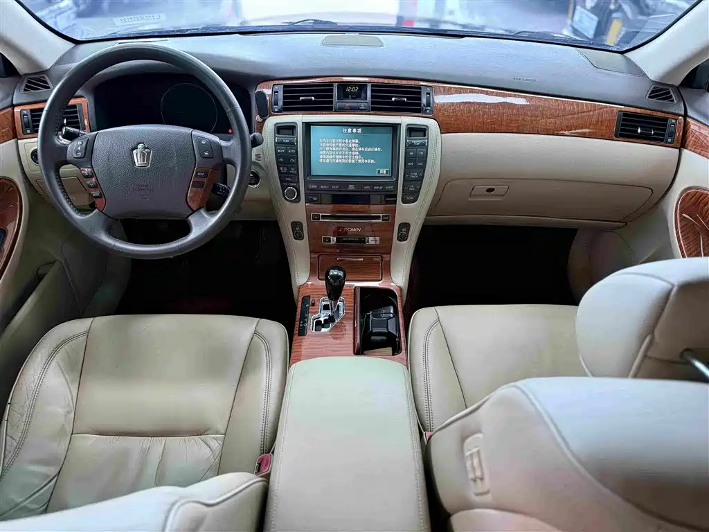 Toyota Crown — миниатюра 6