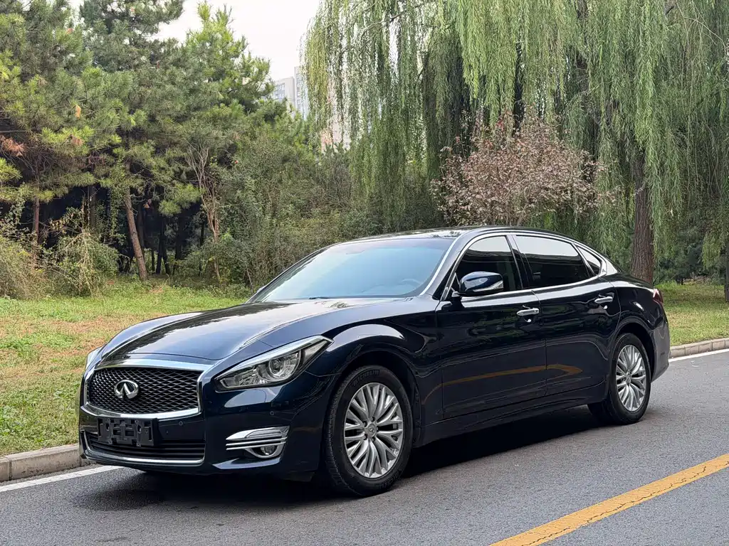 Infiniti Q70
