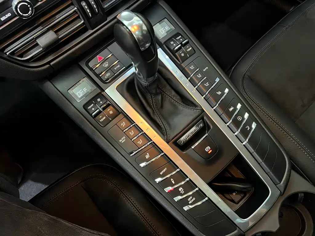 PORSCHE MACAN