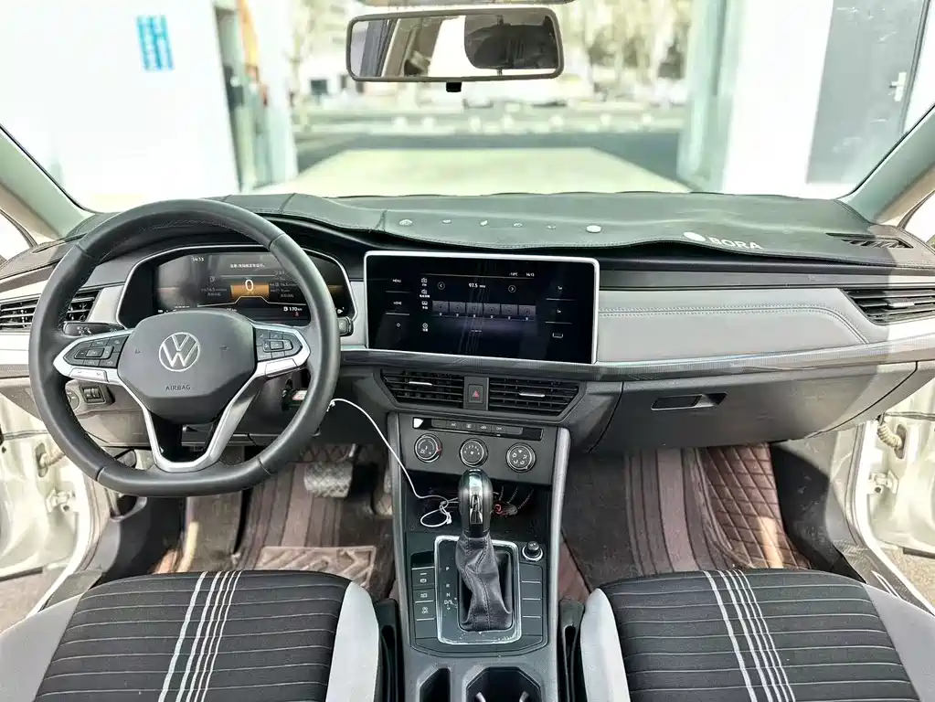 VOLKSWAGEN BORA