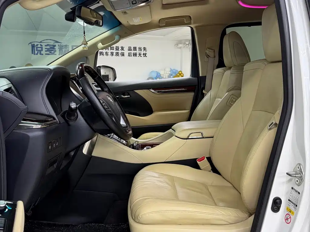 Toyota Alphard — миниатюра 4