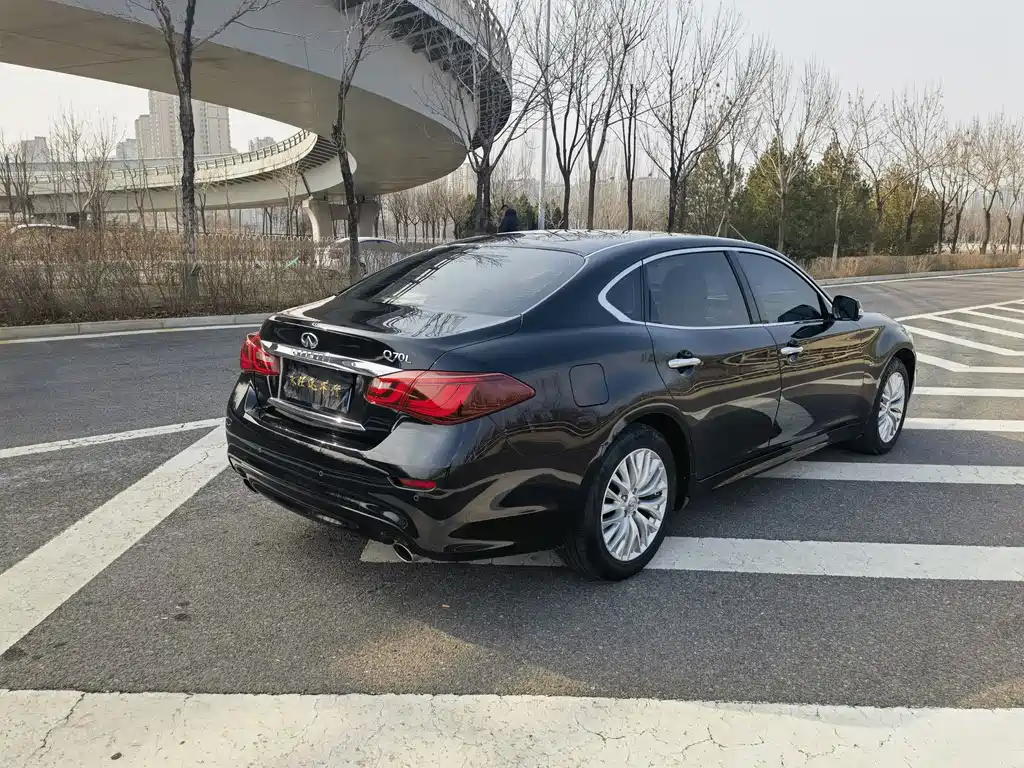 INFINITI Q70