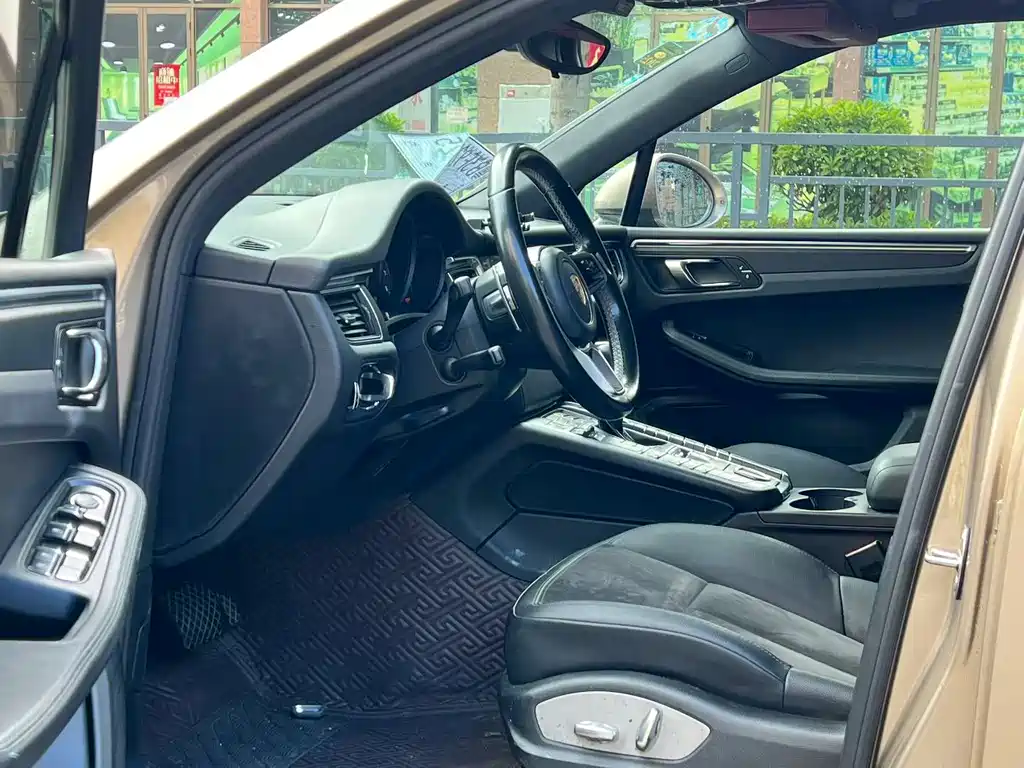 PORSCHE MACAN