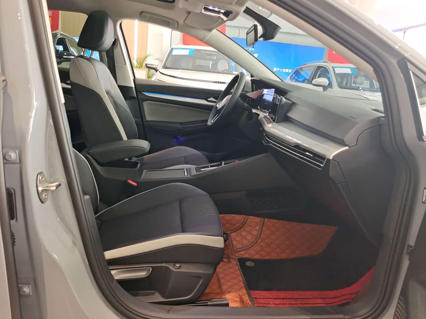 Volkswagen Golf 1.4 л 2023 г. Серебристо-серый, пробег 43000 км