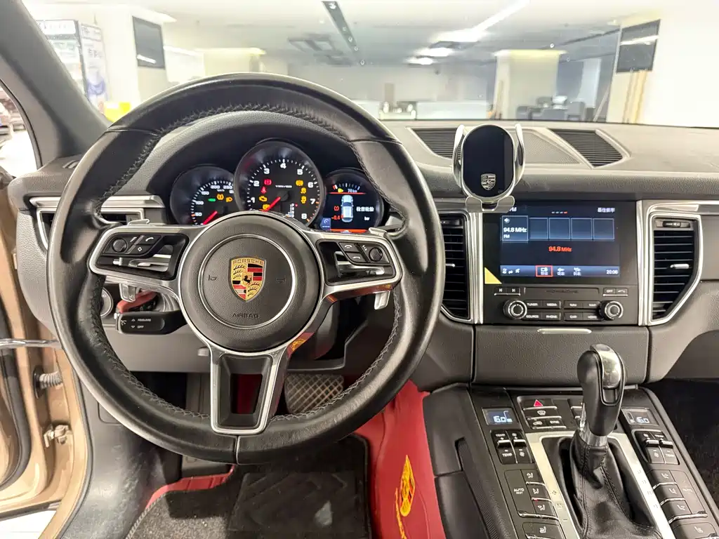 Porsche Macan — миниатюра 16