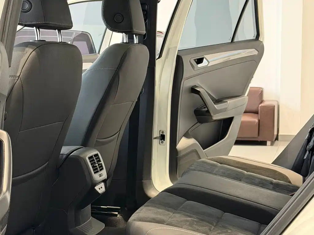 Volkswagen T-Roc — миниатюра 9