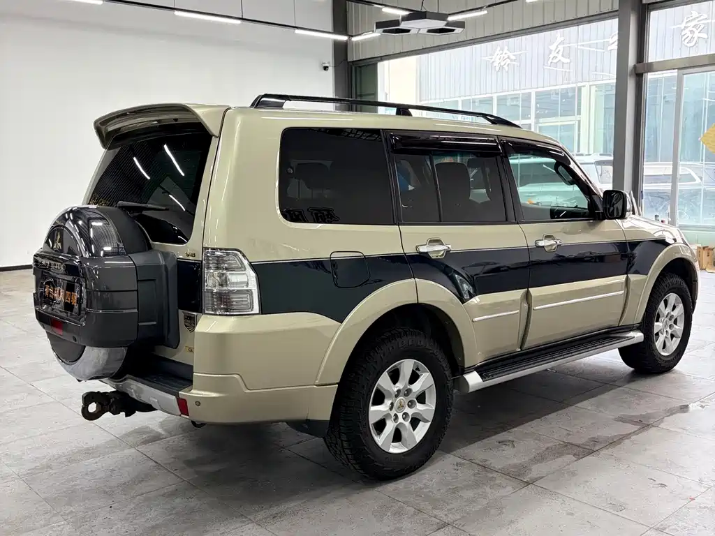 Mitsubishi Pajero (Import) — миниатюра 5