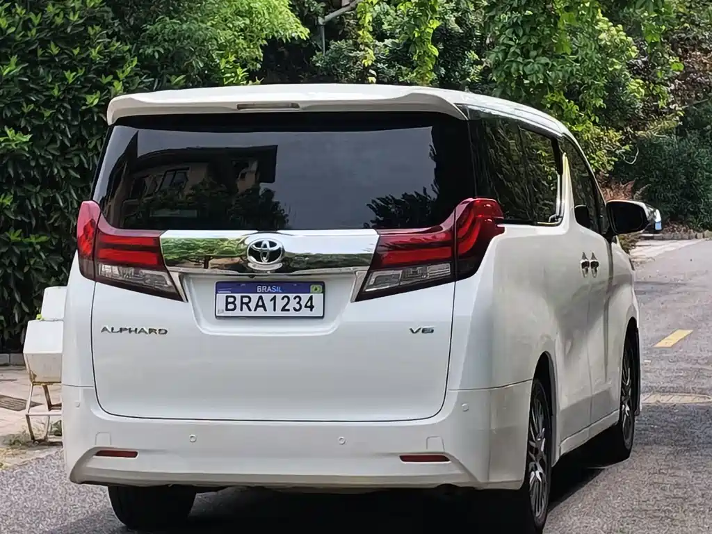 Toyota Alphard — миниатюра 11