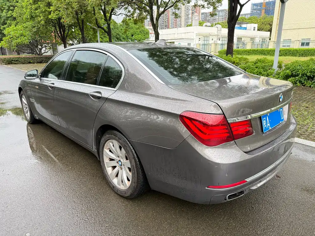BMW 7 Series — миниатюра 6