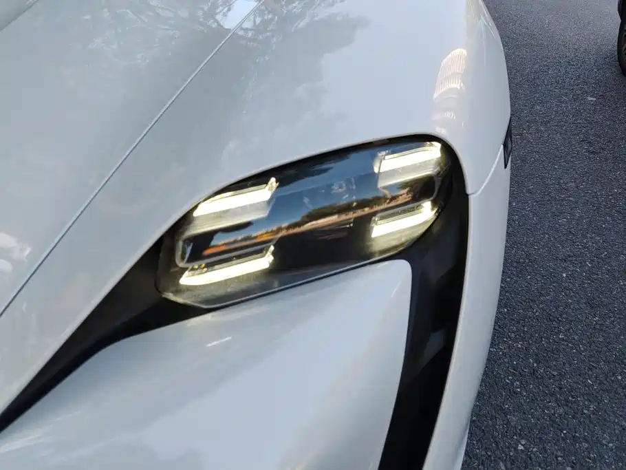 Porsche Taycan — миниатюра 5