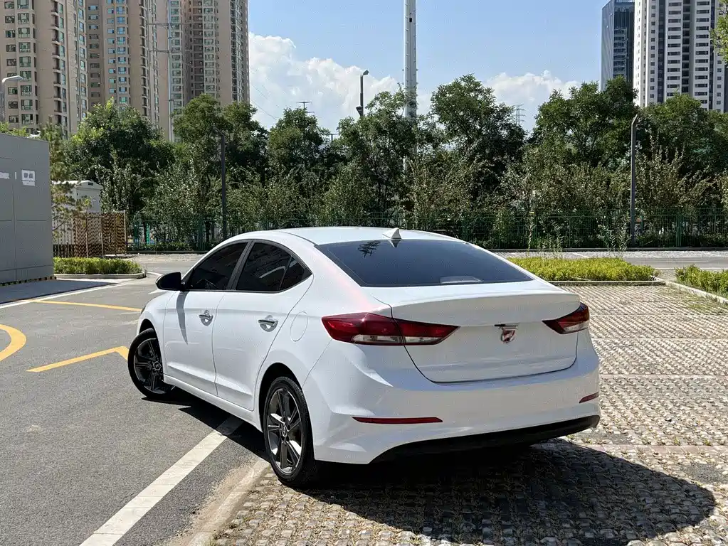 Hyundai Elantra — миниатюра 4
