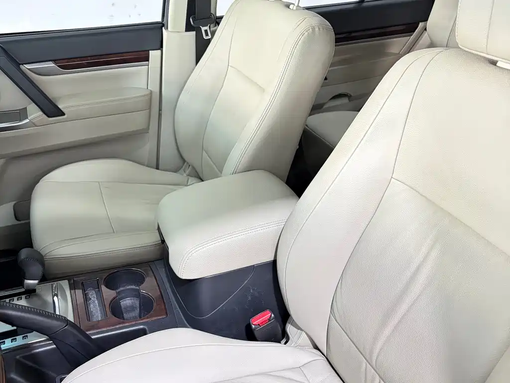 Mitsubishi Pajero (Import) — миниатюра 8