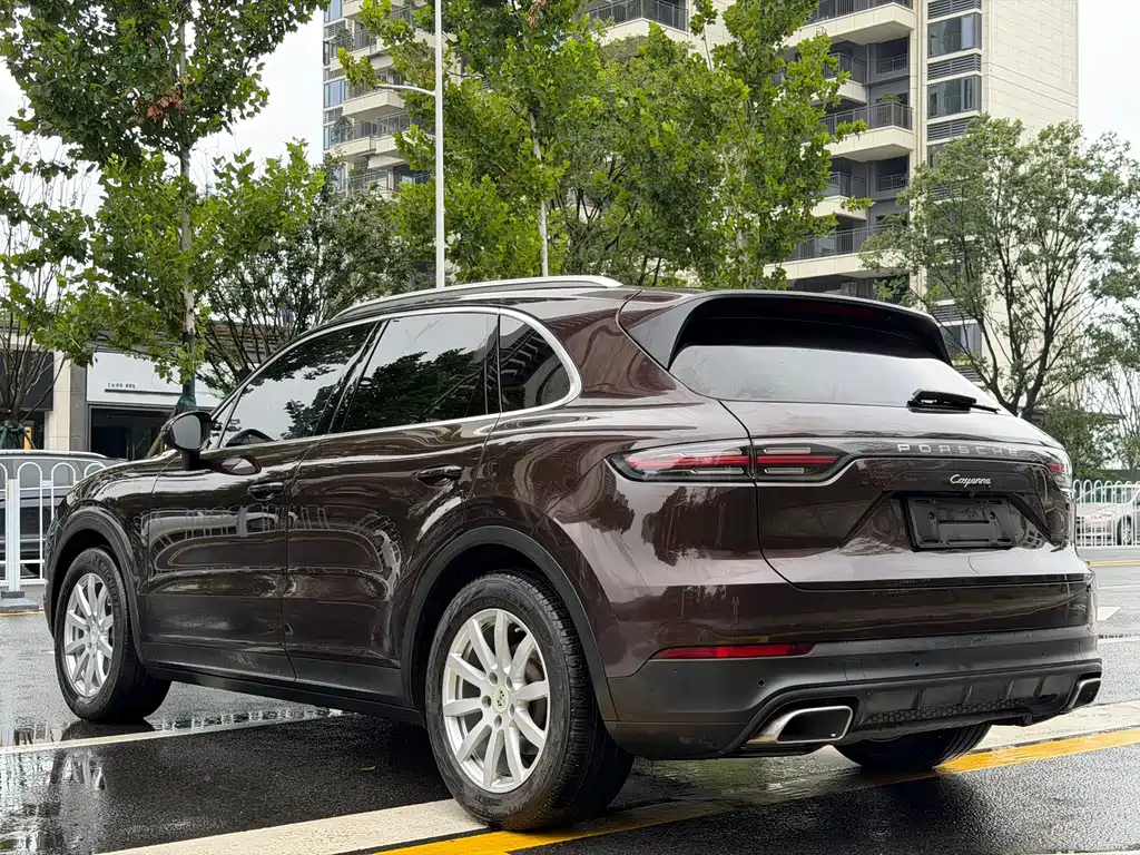Porsche Cayenne — миниатюра 10