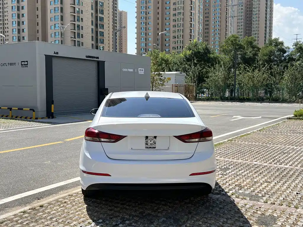 Hyundai Elantra — миниатюра 5