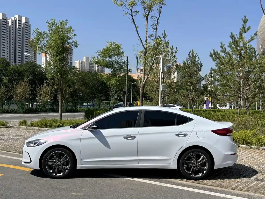 Hyundai Elantra — миниатюра 14