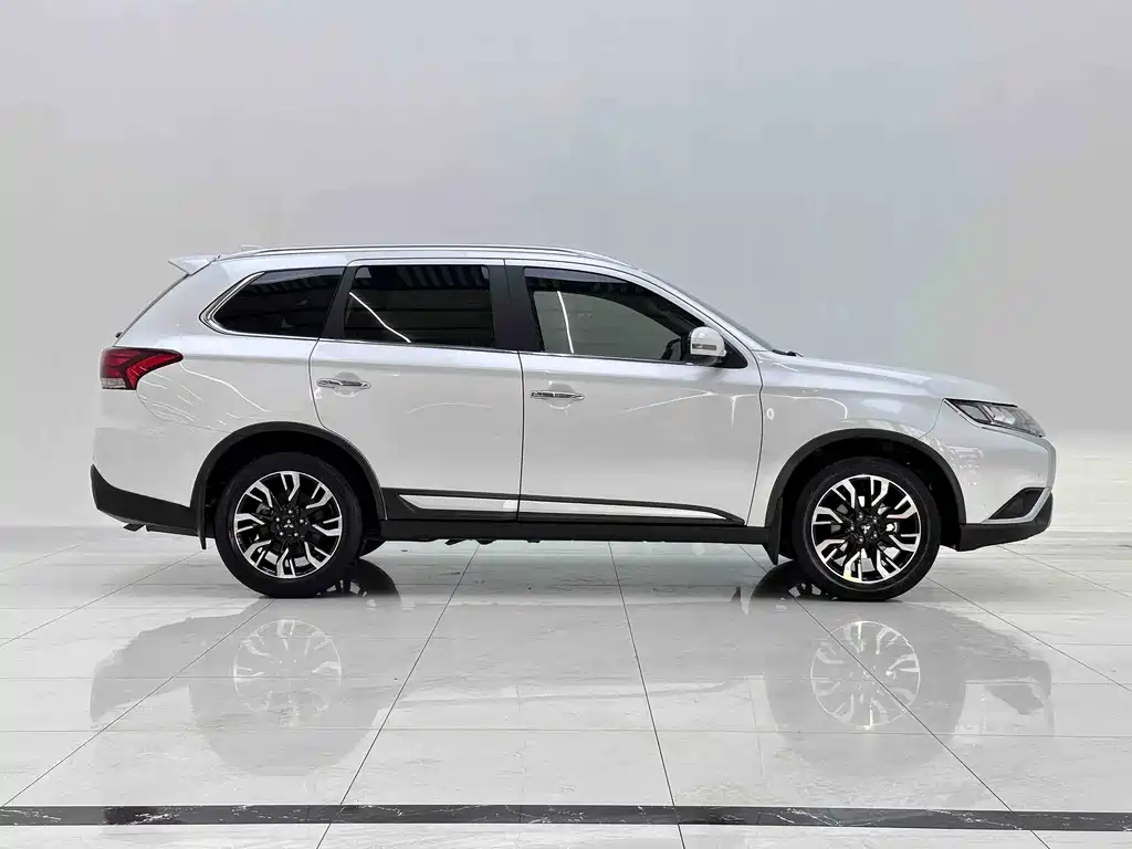 Mitsubishi Outlander — миниатюра 5