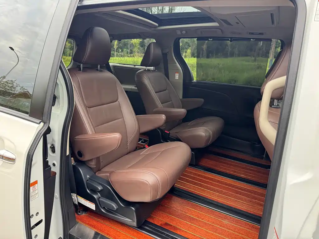 Toyota Sienna — миниатюра 10