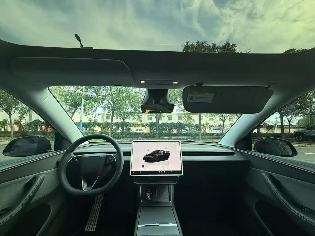 Tesla Model Y — миниатюра 9