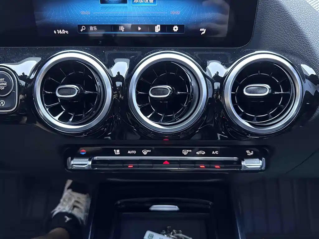 Mercedes-Benz GLA — миниатюра 12