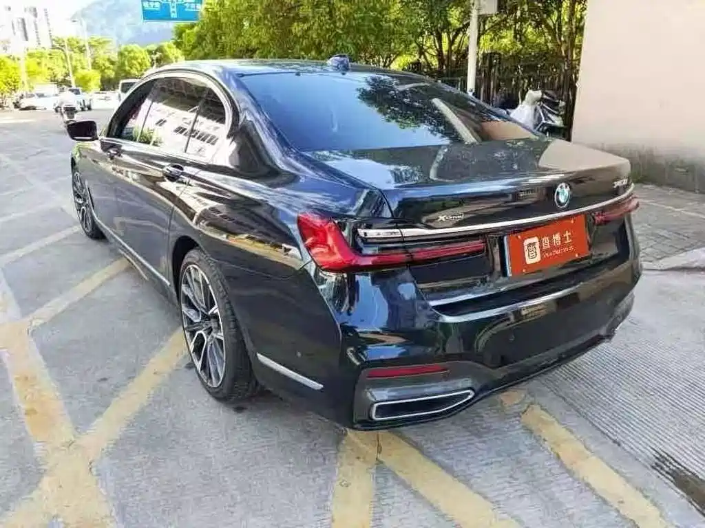 BMW 7 Series — миниатюра 9