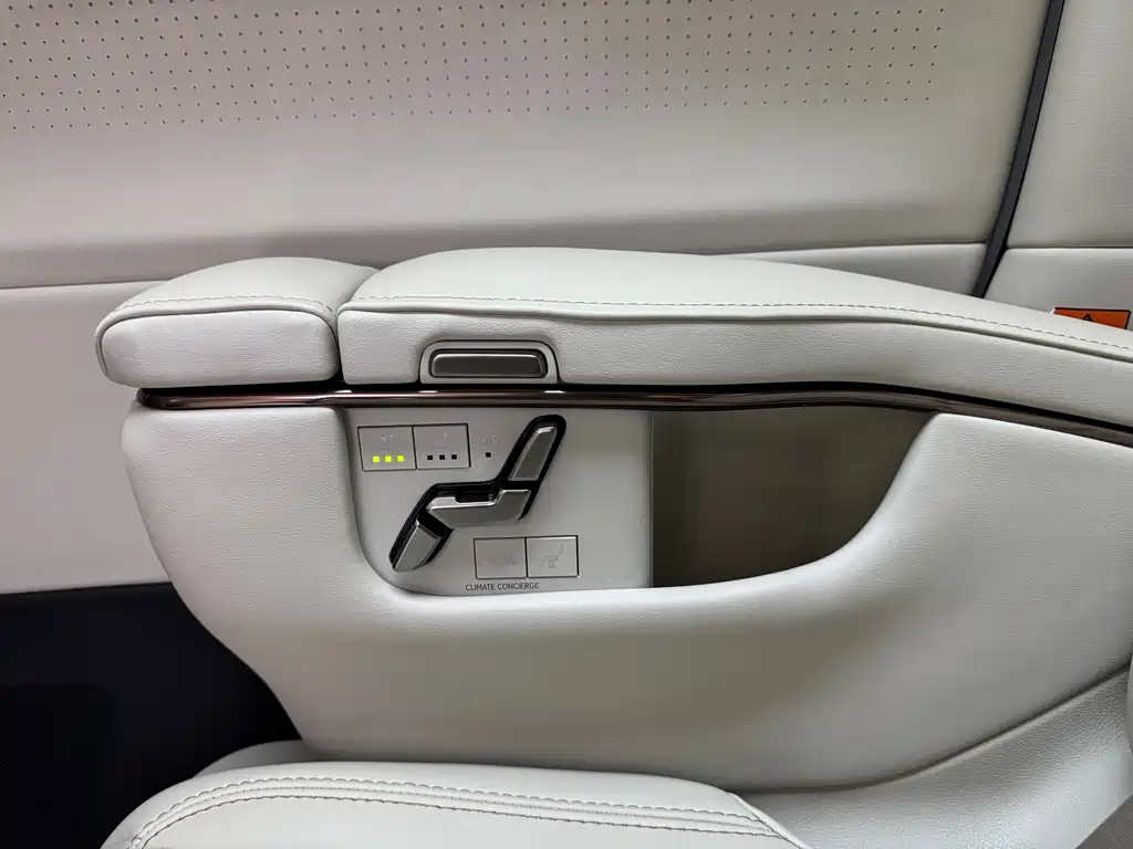 Lexus LM 500h 6-seat Distinguished Edition, фото 18
