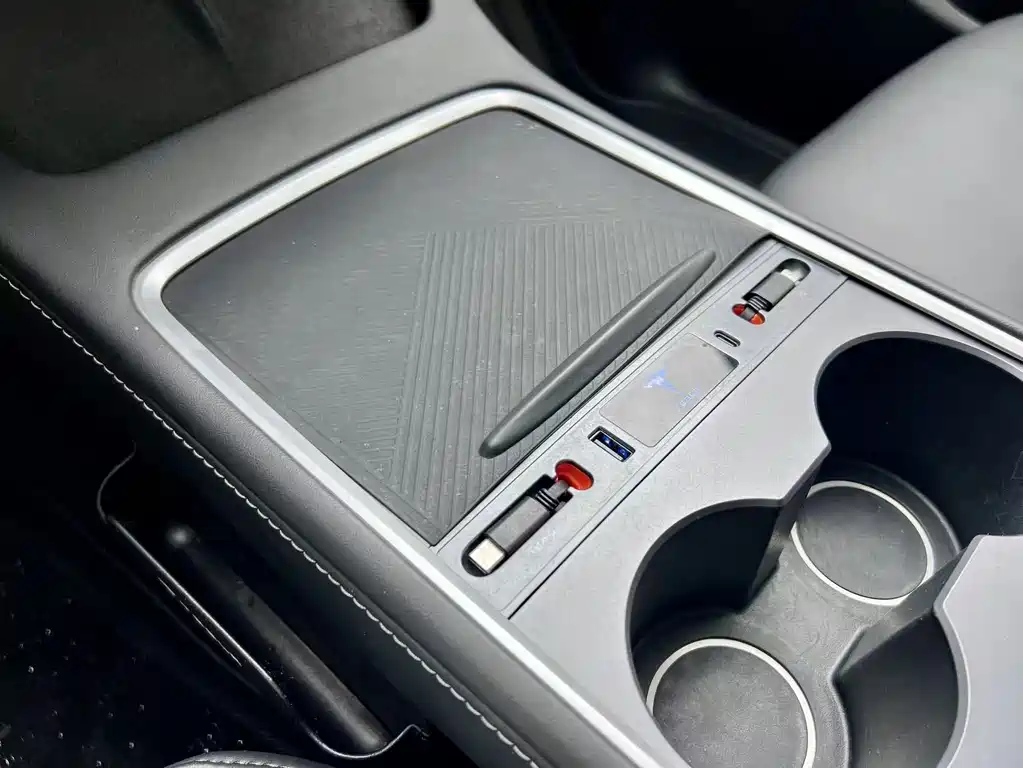Tesla Model Y — миниатюра 16