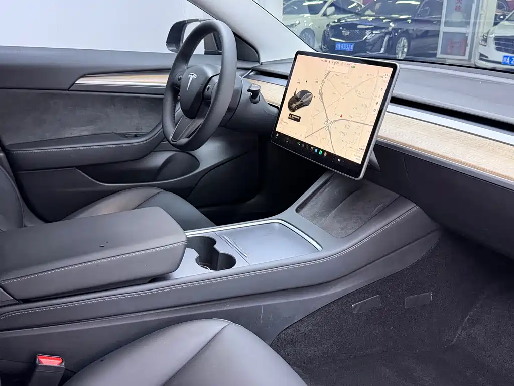 Tesla Model 3 — миниатюра 7