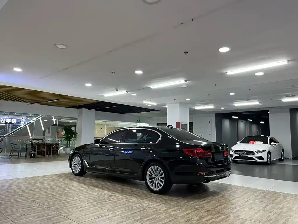 BMW 5 Series — миниатюра 7