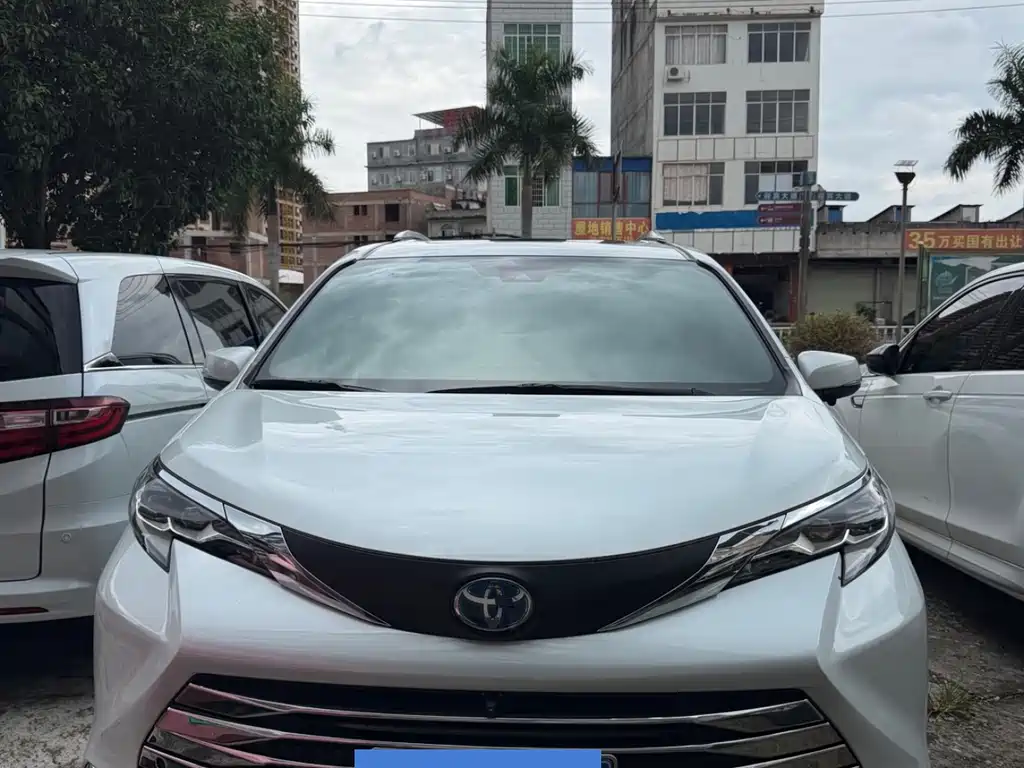 Toyota Sienna — миниатюра 2