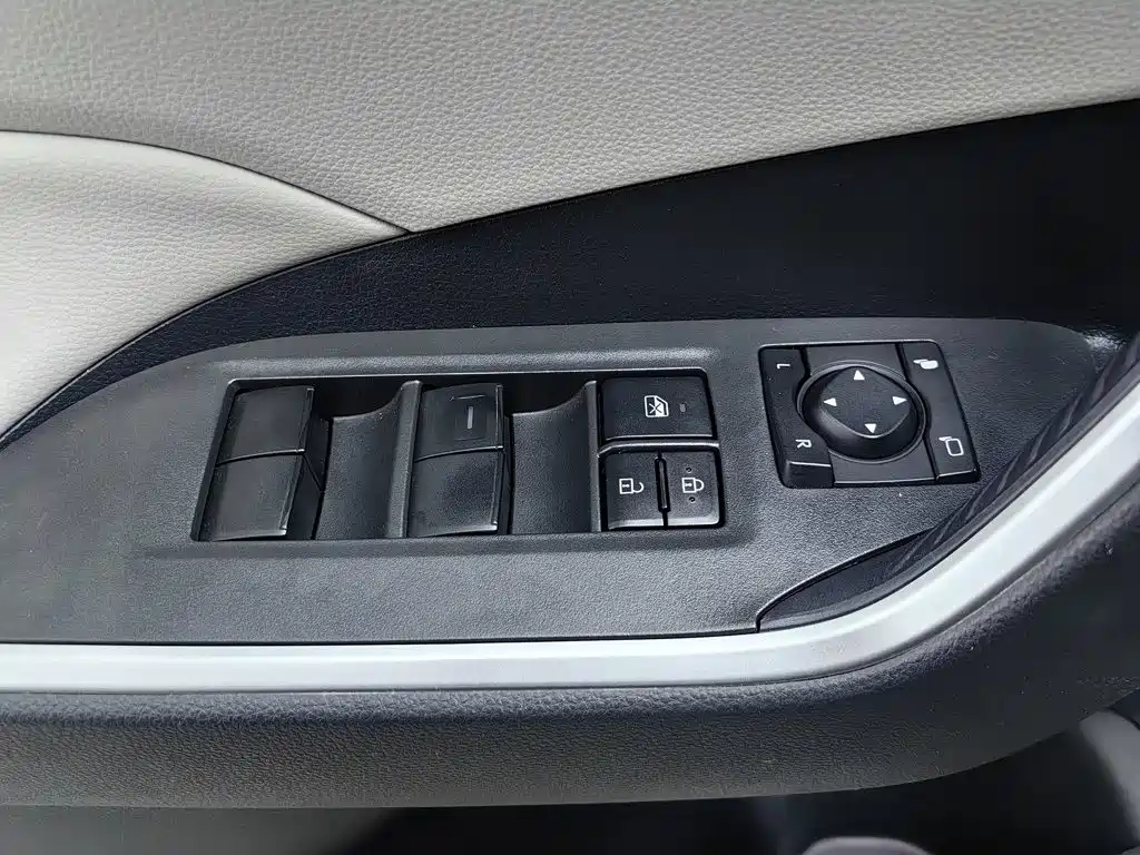 Toyota RAV4 — миниатюра 9