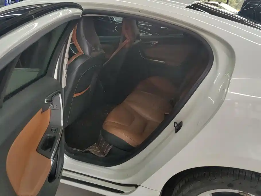 Volvo S60 (Import) — миниатюра 11
