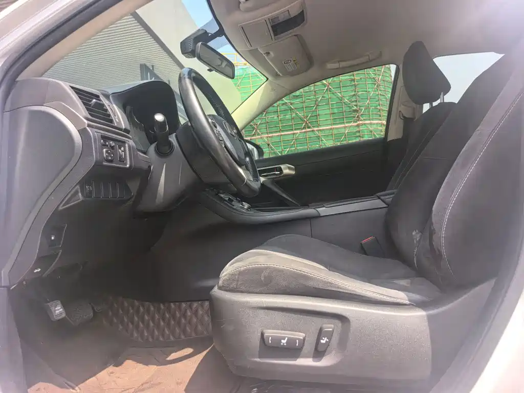 Lexus CT — миниатюра 3