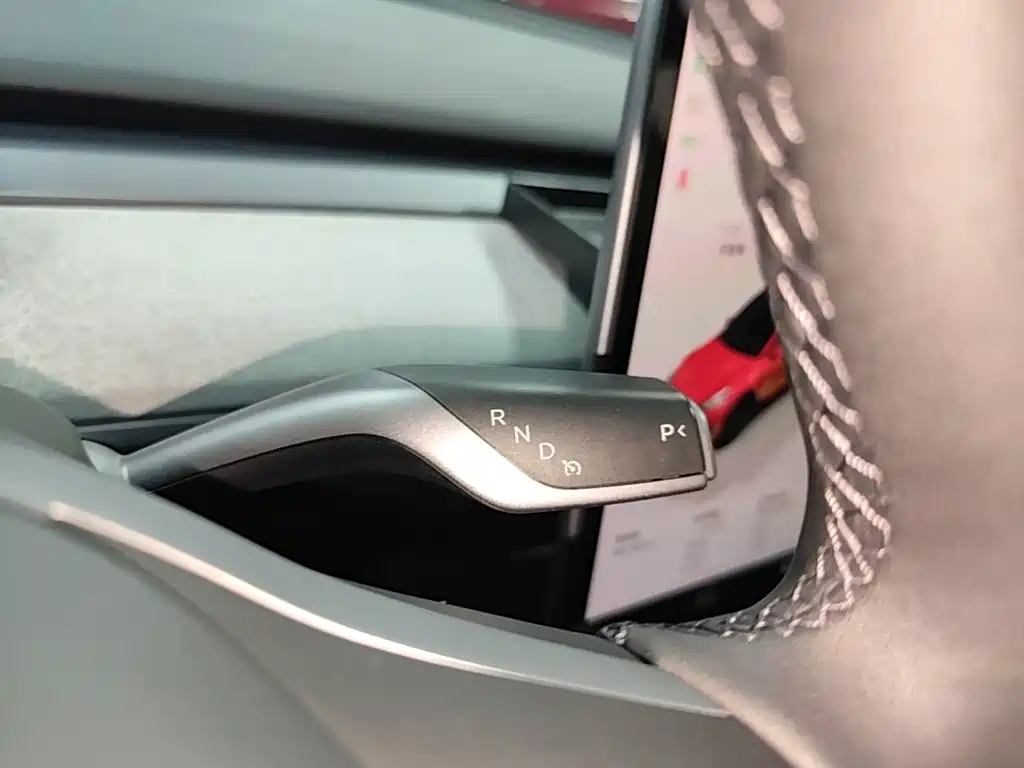 Tesla Model Y — миниатюра 14